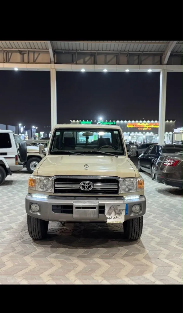 تويوتا لاندكروزر 70 2014 للبيع في الرياض — ممشى 270,000 كم
