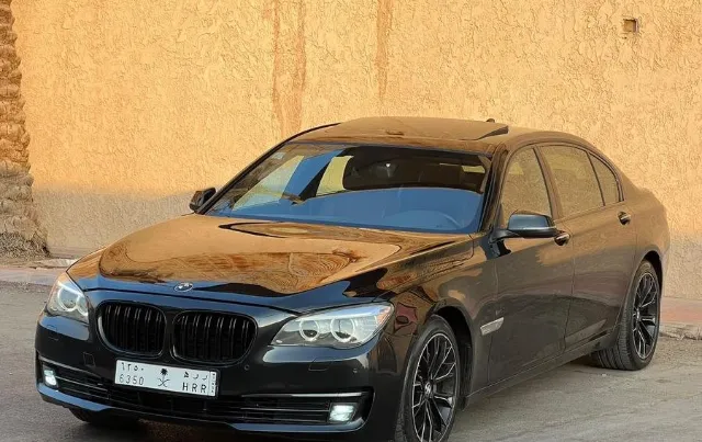 بي ام دبليو · الفئة السابعة 2015 للبيع في الرياض — ممشى 343,000 كم