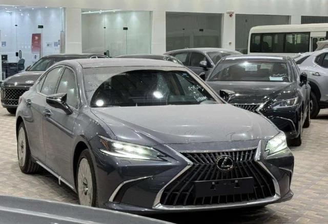 لكزس · اي اس 2025 للبيع في الرياض — ممشى 360 كم