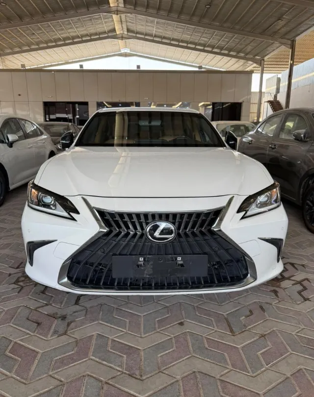 لكزس اي اس 350 2024 للبيع في الرياض — ممشى 54,000 كم