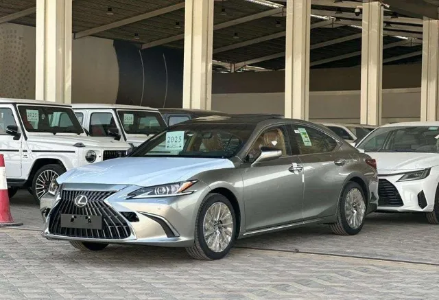 لكزس · اي اس 350 2025 للبيع في المدينة المنورة — ممشى 5 كم