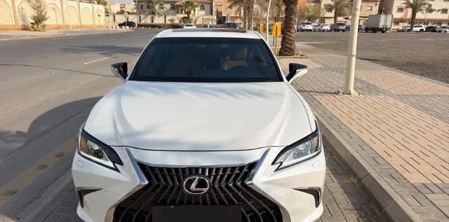 لكزس اي اس 350 2025 للبيع في الرياض — ممشى 11,000 كم