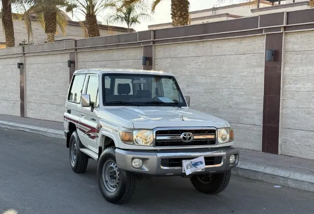 تويوتا لاندكروزر 70 2011 للبيع في جدة — ممشى 33,000 كم