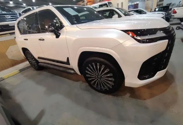 لكزس ال اكس 600 2025 للبيع في الرياض — ممشى 0 كم