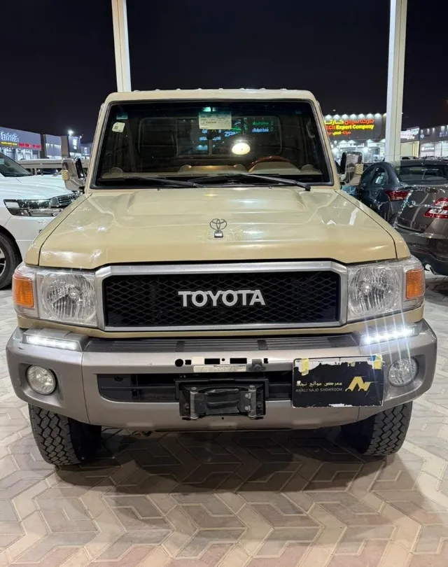 تويوتا لاندكروزر 70 2016 للبيع في الرياض — ممشى 400,000 كم