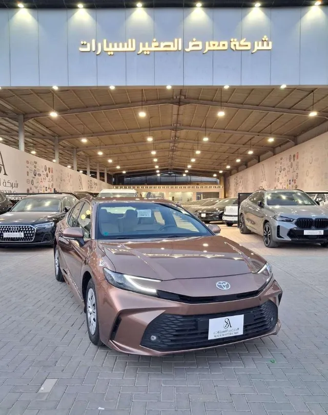 تويوتا كامري STANDARD 2025 للبيع في الرياض — ممشى 92,000 كم