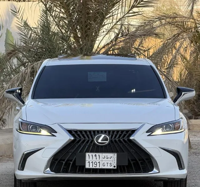 لكزس اي اس 2023 للبيع في الرياض — ممشى 55,000 كم