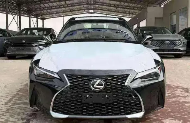 لكزس · اي اس آي 2025 للبيع في الرياض — ممشى 8 كم