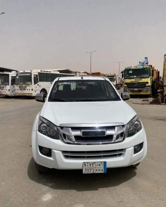 ايسوزو · دي ماكس 2013 للبيع في الرياض — ممشى 300,000 كم