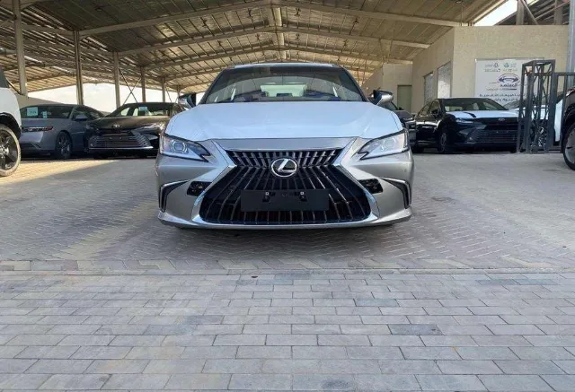 لكزس اي اس 350 2025 للبيع في الرياض