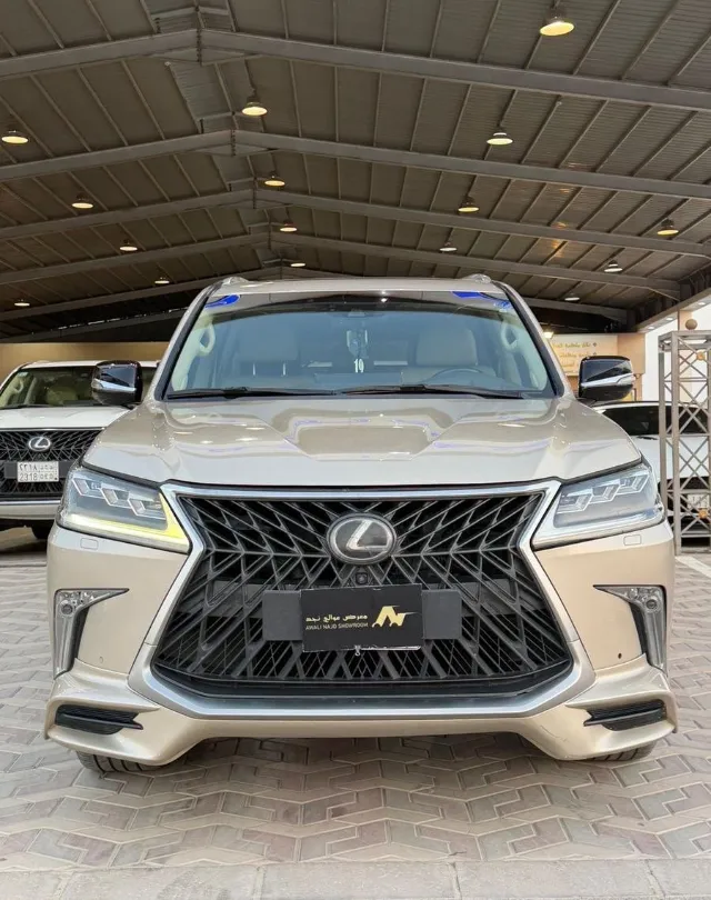 لكزس · ال اكس 570 2019 للبيع في الرياض — ممشى 300,000 كم