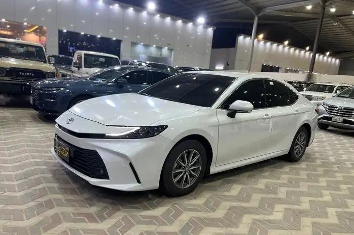 تويوتا كامري 2026 E بنزين سعودي ماشي 10 الف