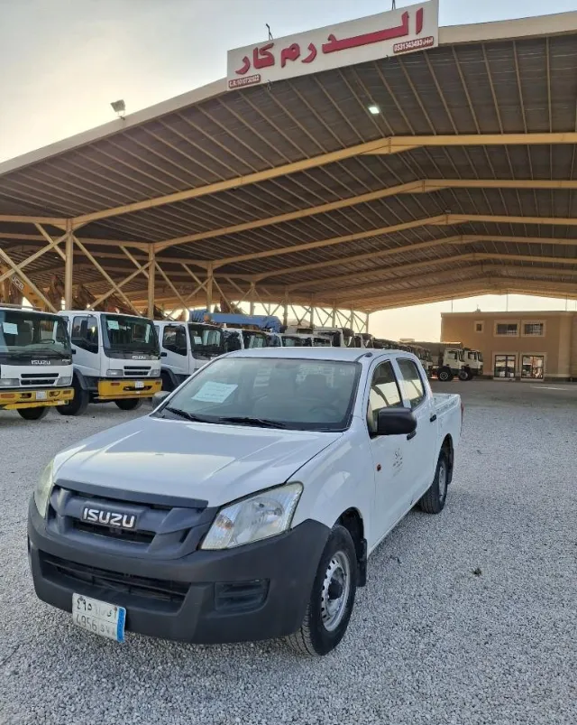 ايسوزو دي ماكس 2014 للبيع في الرياض — ممشى 383,000 كم