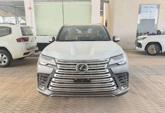 لكزس · ال اكس 600 2025 للبيع في أبها — ممشى 10 كم