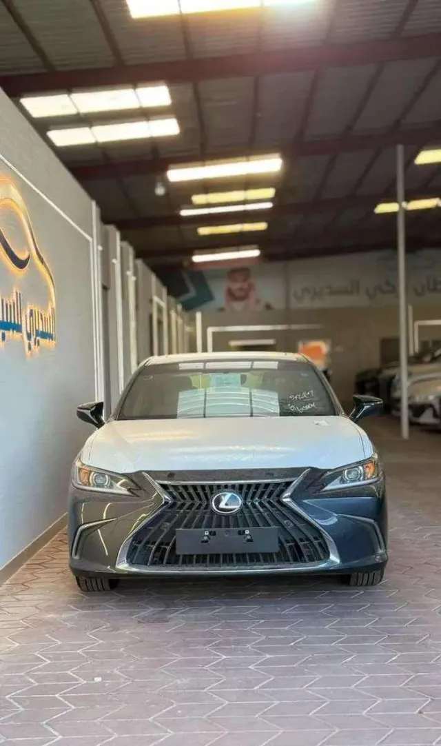 لكزس · اي اس STANDARD 2025 للبيع في حائل
