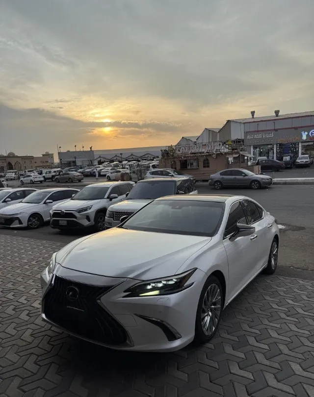 لكزس اي اس 350 2022 للبيع في جدة — ممشى 180,000 كم