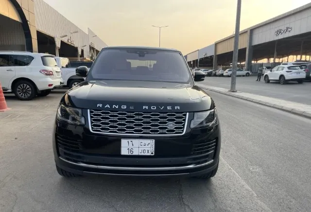 رينج روفر 2018 للبيع في بريدة — ممشى 180,000 كم