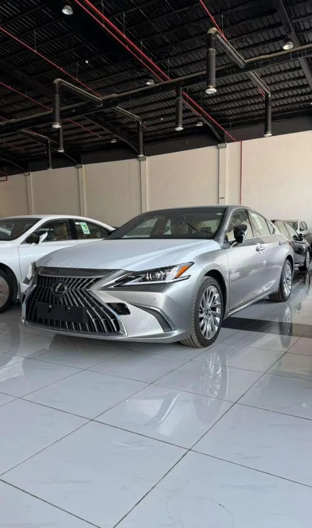 لكزس اي اس 350 2025 للبيع في الرياض — ممشى 0 كم
