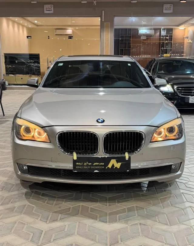 بي ام دبليو · الفئة السابعة 2010 للبيع في الرياض — ممشى 83,000 كم