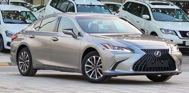 لكزس · اي اس STANDARD 2025 للبيع في الرياض