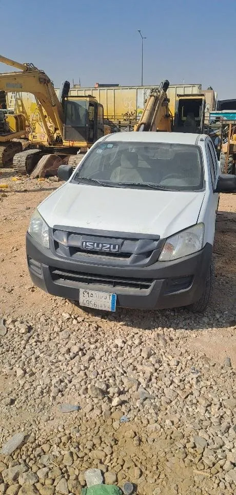 ايسوزو دي ماكس للبيع في الرياض — ممشى 380,000 كم
