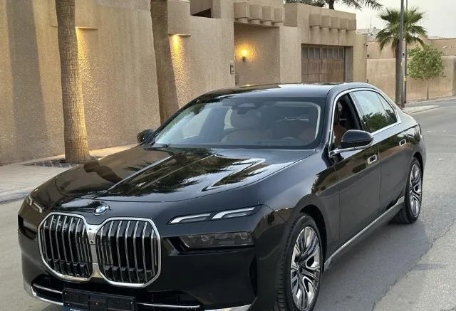 بي ام دبليو الفئة السابعة 2024 للبيع في الرياض — ممشى 8,000 كم