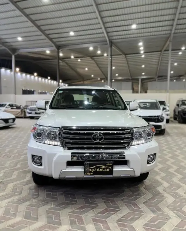 تويوتا · لاندكروزر 2015 للبيع في الرياض — ممشى 74,000 كم