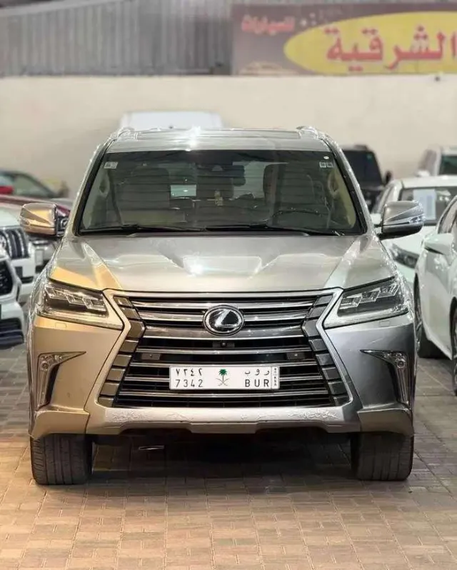 لكزس · ال اكس 570 2017 للبيع في الرياض — ممشى 300,000 كم
