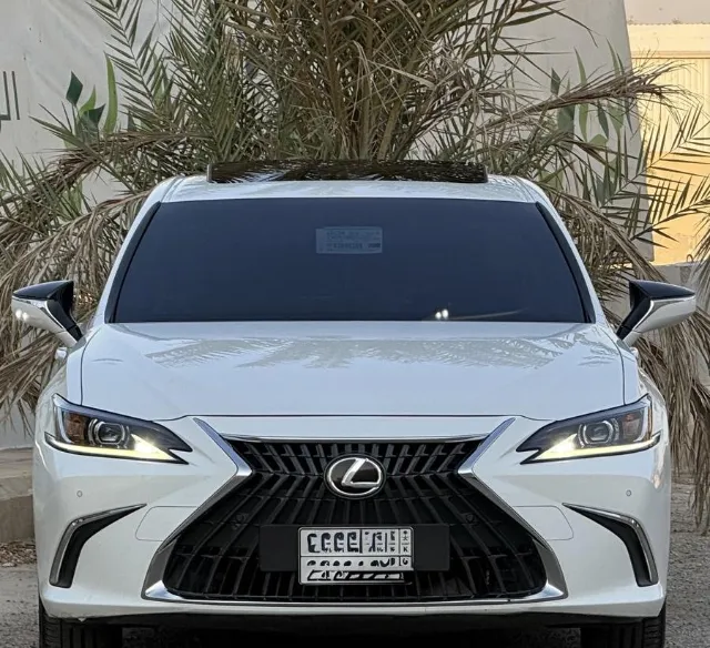 لكزس اي اس 2023 للبيع في الرياض — ممشى 54,000 كم