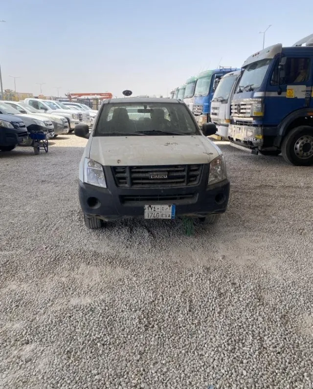 ايسوزو · دي ماكس 2009 للبيع في الرياض — ممشى 300,000 كم