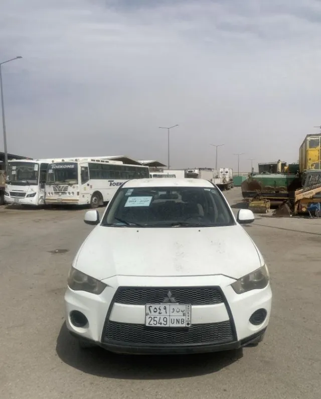 ميتسوبيشي · اوتلاندر 2012 للبيع في الرياض — ممشى 300,000 كم