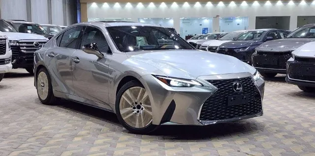 لكزس · اي اس آي STANDARD 2025 للبيع في الرياض