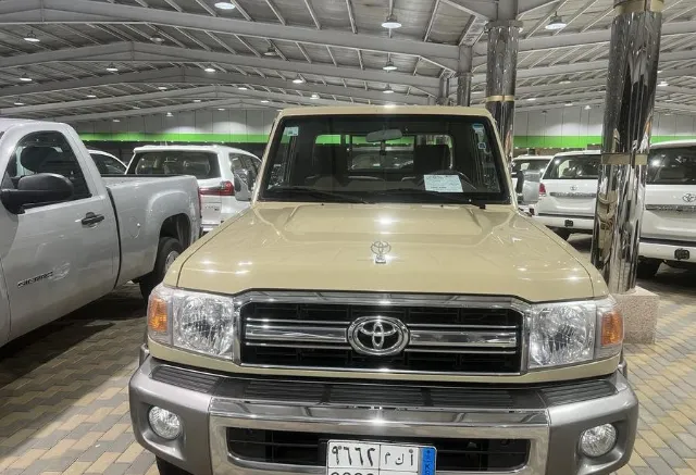 تويوتا · لاندكروزر 70 2013 للبيع في أبها — ممشى 145,000 كم