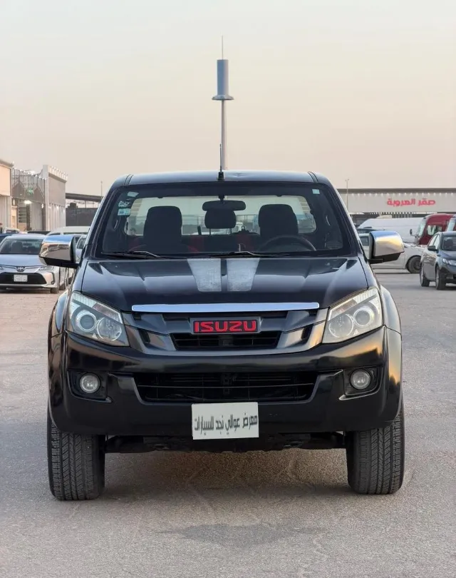 ايسوزو · دي ماكس 2014 للبيع في الرياض — ممشى 205,000 كم