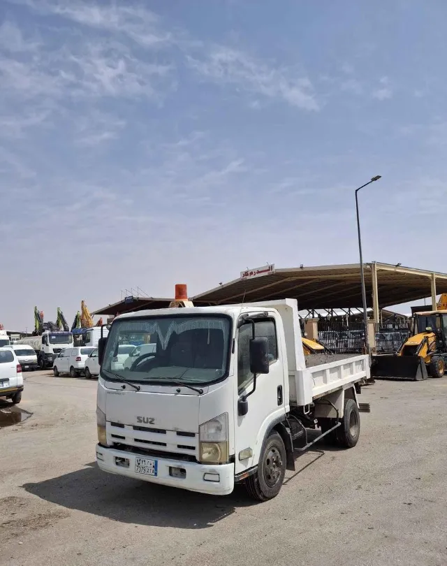 ايسوزو · ان بي ار 2010 للبيع في الرياض — ممشى 206,000 كم