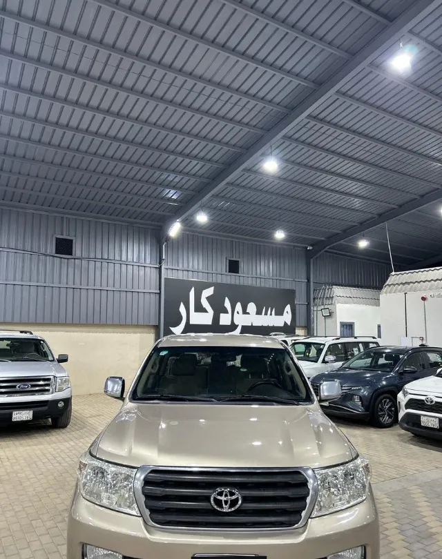 تويوتا · لاندكروزر 2009 للبيع في الرياض — ممشى 324,000 كم