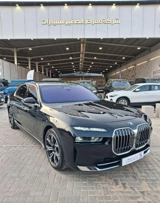 بي ام دبليو الفئة السابعة 2025 للبيع في الرياض — ممشى 36,000 كم