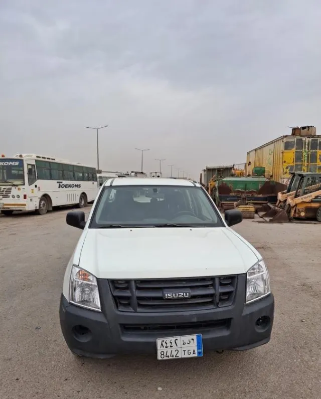 ايسوزو · دي ماكس 2011 للبيع في الرياض — ممشى 300,000 كم