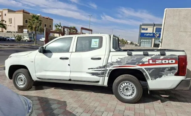 ميتسوبيشي ال 200 2025 للبيع في الخبر — ممشى 0 كم