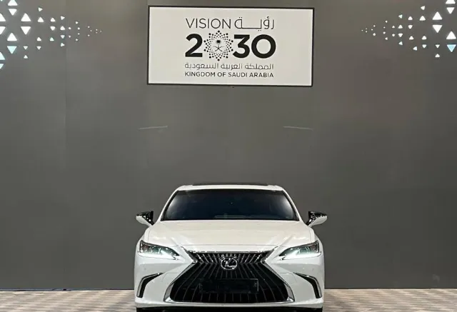 لكزس اي اس 2019 للبيع في الرياض — ممشى 180,000 كم