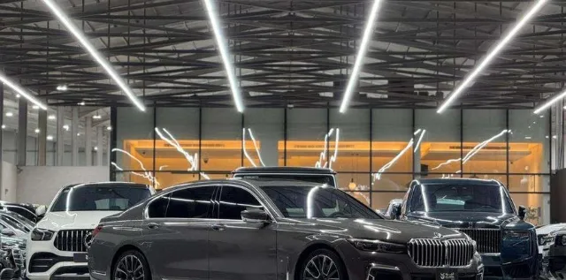 بي ام دبليو · الفئة السابعة 2021 للبيع في الرياض — ممشى 18,000 كم