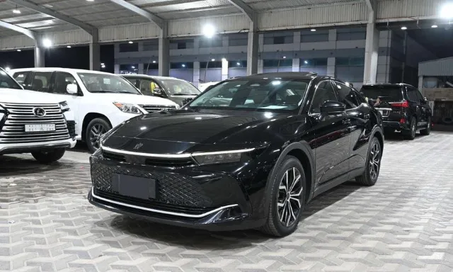 تويوتا كراون 2023 للبيع في الرياض — ممشى 74,000 كم