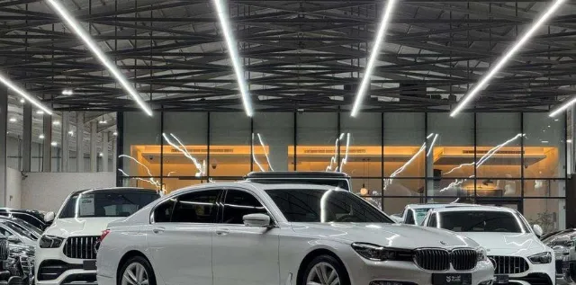 بي ام دبليو · الفئة السابعة 2018 للبيع في الرياض — ممشى 125,000 كم