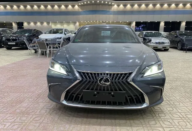 لكزس اي اس STANDARD 2025 للبيع في الرياض