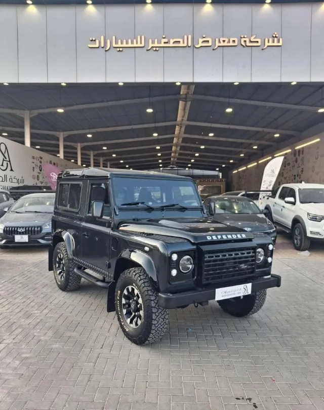 لاند روفر ديفندر 2014 للبيع في الرياض — ممشى 135,000 كم