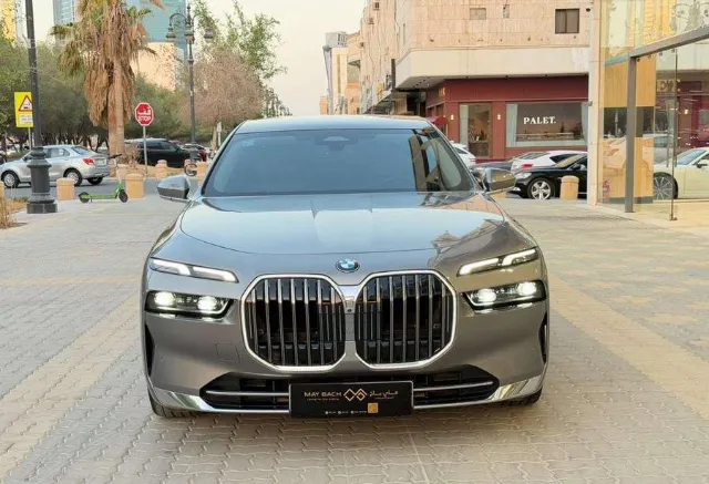 بي ام دبليو الفئة السابعة 2024 للبيع في الرياض — ممشى 18,000 كم