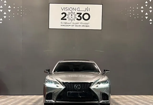 لكزس · ال اس 2018 للبيع في الرياض — ممشى 130,000 كم