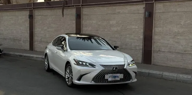 لكزس اي اس 2021 للبيع في جدة — ممشى 137,000 كم
