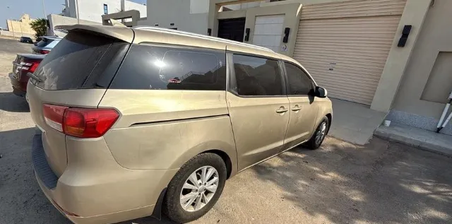 كيا · كرنفال 2015 للبيع في جدة — ممشى 380,000 كم