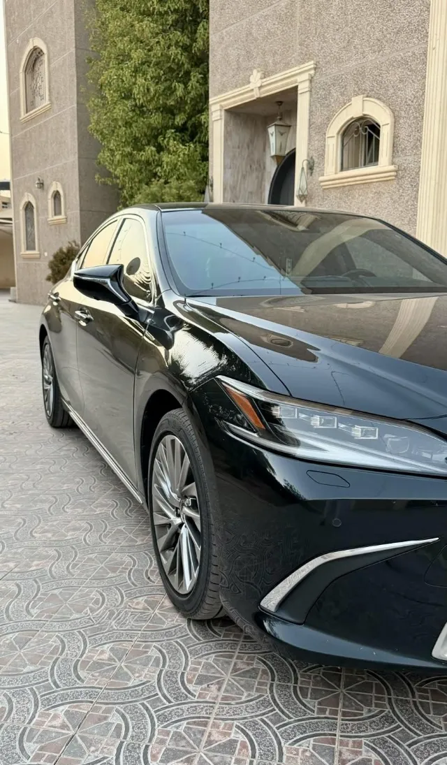 لكزس اي اس 350 2024 للبيع في الرياض — ممشى 68,000 كم
